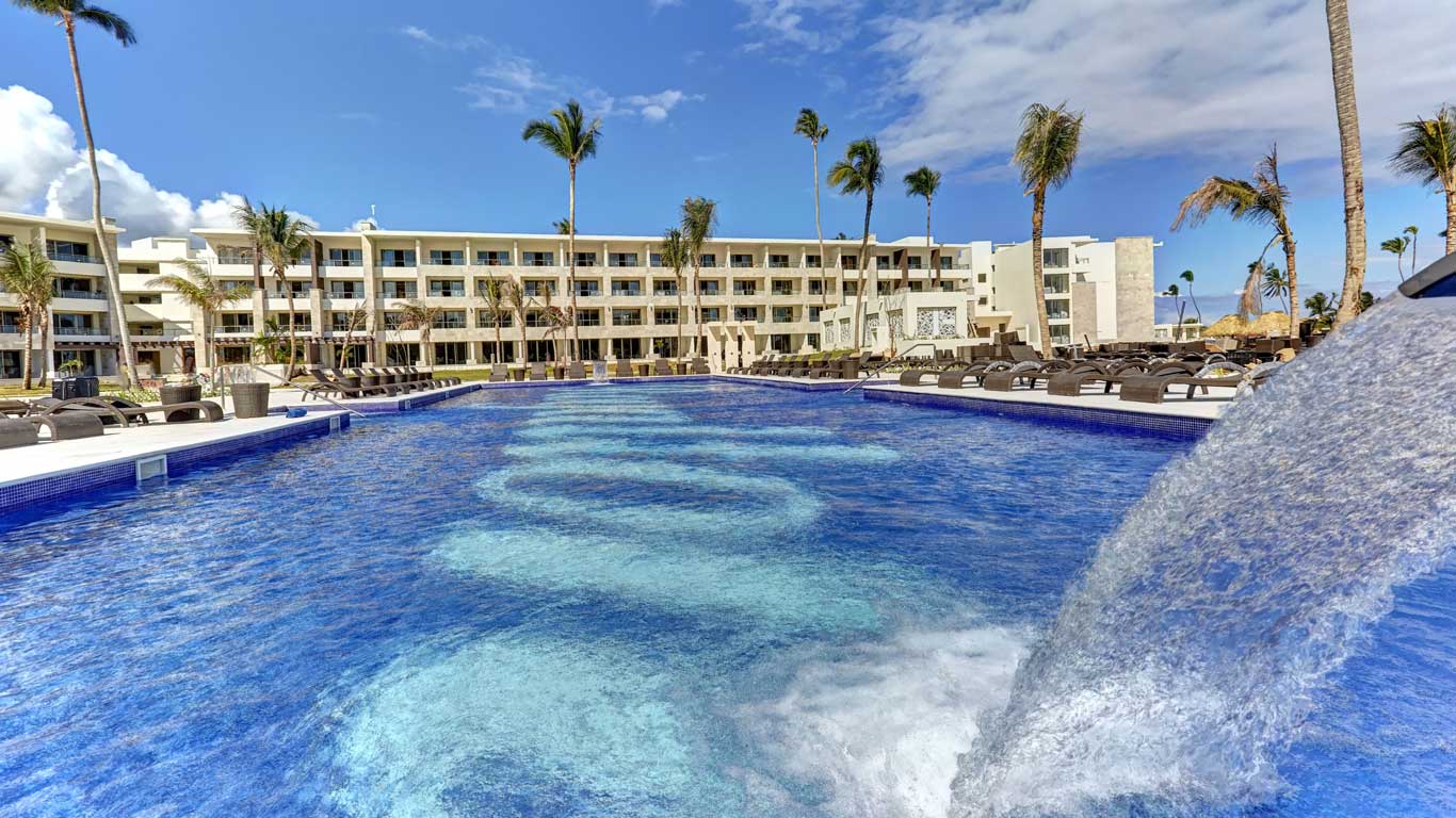 Hotel Royalton Bávaro Resort & Casino en Punta Cana con vista a la piscina y palmeras tropicales
