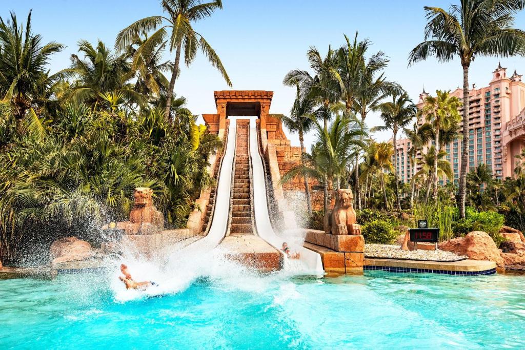 Vista de la piscina rodeada de jardines bien cuidados bajo un cielo despejado